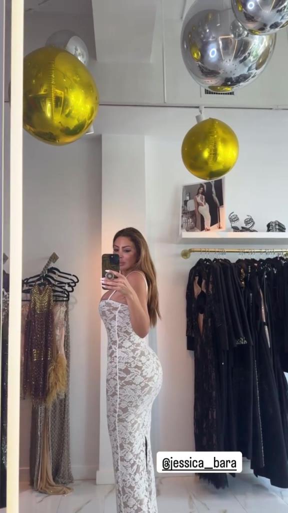 徐娘半老！皮蓬前妻穿吊帶裙自拍，這身材也太炸裂了！