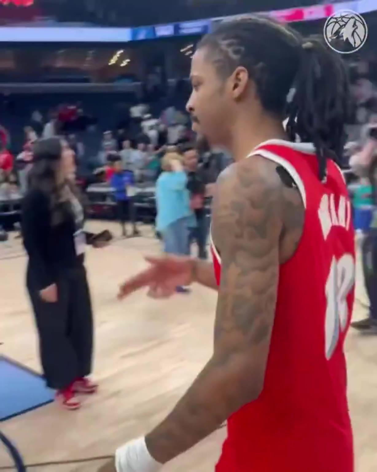 笑死！莫蘭特賽后與華子握手，竟然也是比出“手槍”的手勢