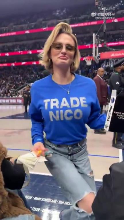 主場不準球迷打印“解雇Nico”標語，女球迷就出此下策