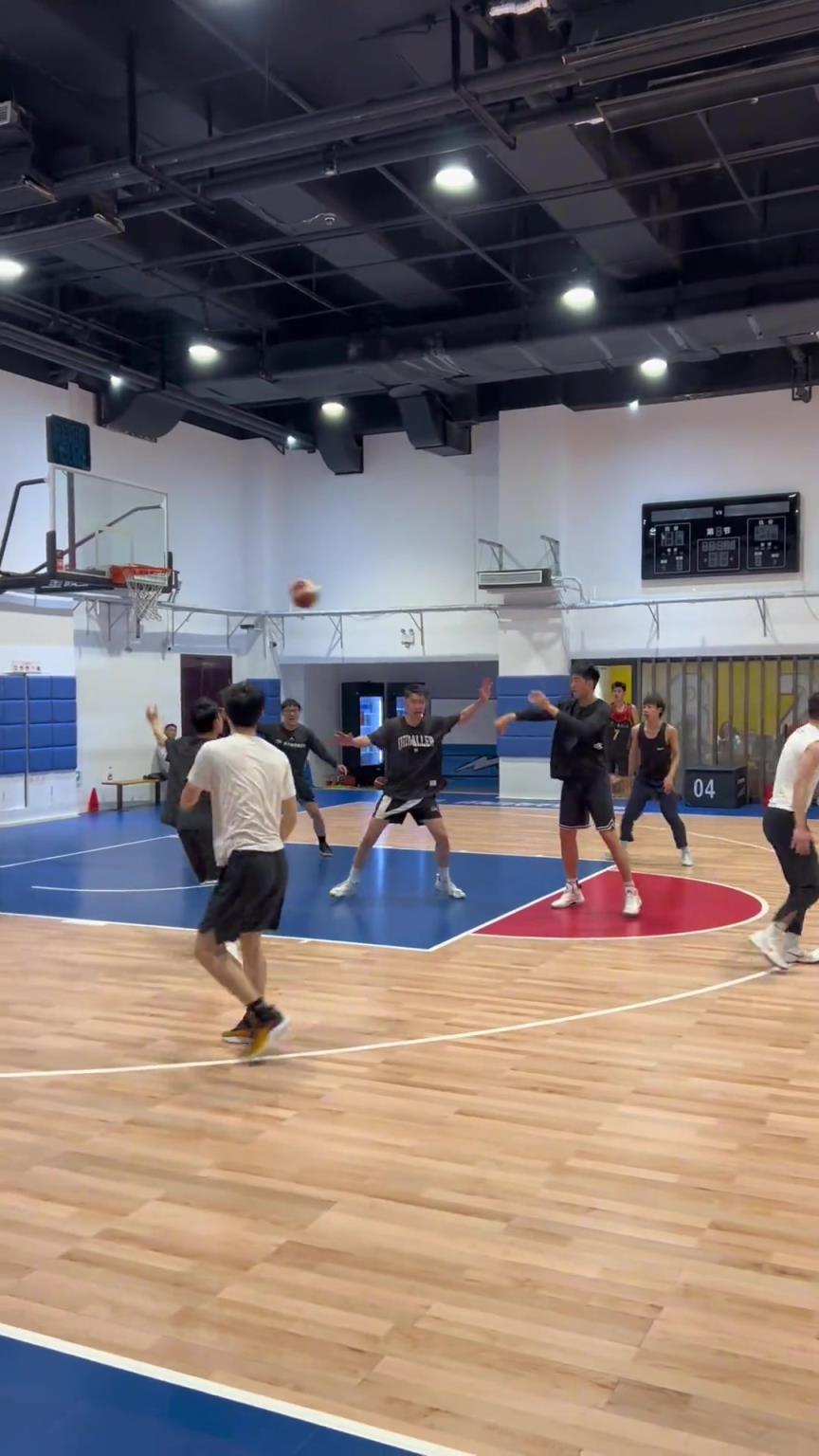 對手回家后：老婆，我今天在野球場匹配到巔峰馬刺隊了！