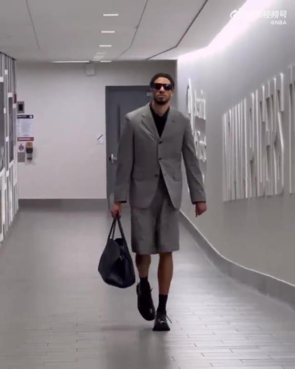 時尚潮男！哈利今日一身灰西裝短褲墨鏡搭配入場 腿真細！