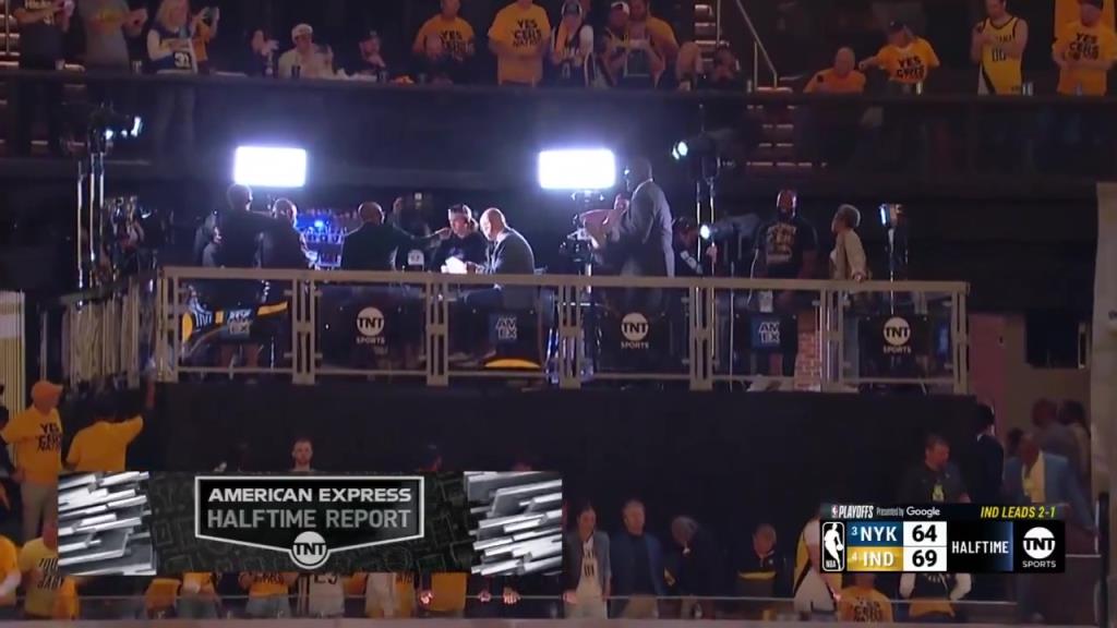 啊？轉播鏡頭給到解說看臺，奧尼爾居然抱著一個人在彎舉