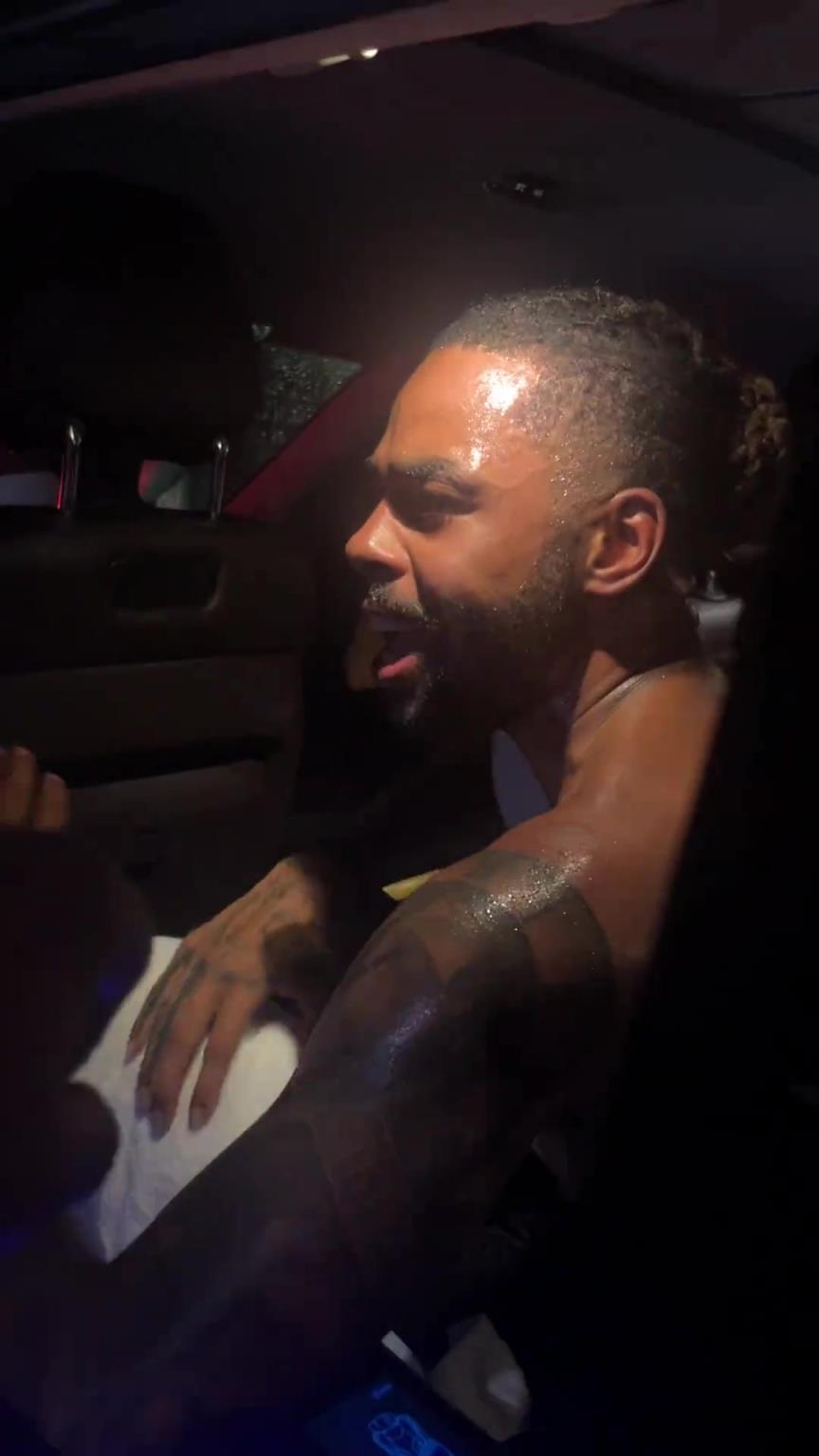 太熱情了！拉塞爾中國行坐車離開球迷們被團團圍住