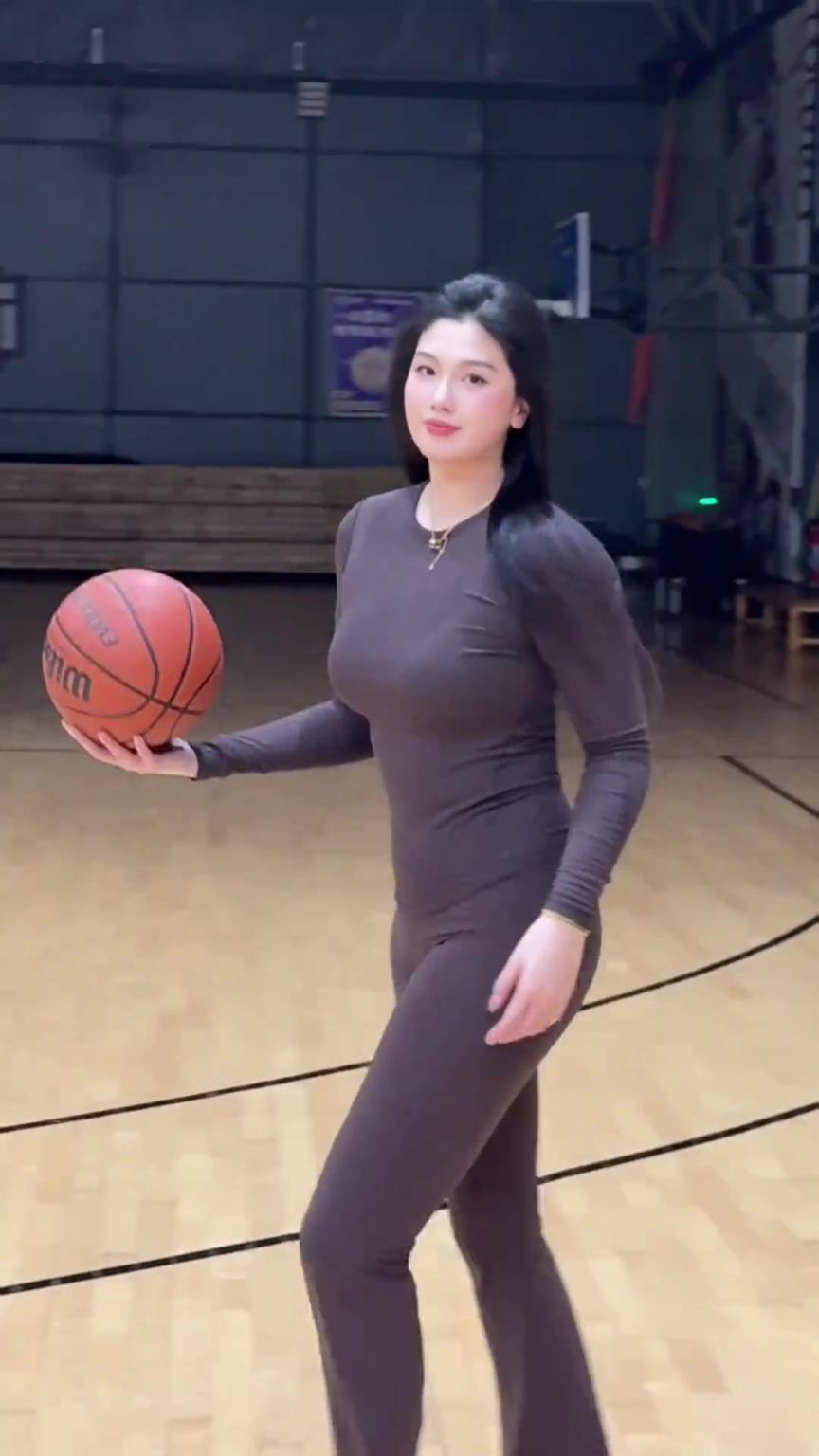 低配版卡戴珊！野球場(chǎng)肘姐這身材，懂的吧友都懂！