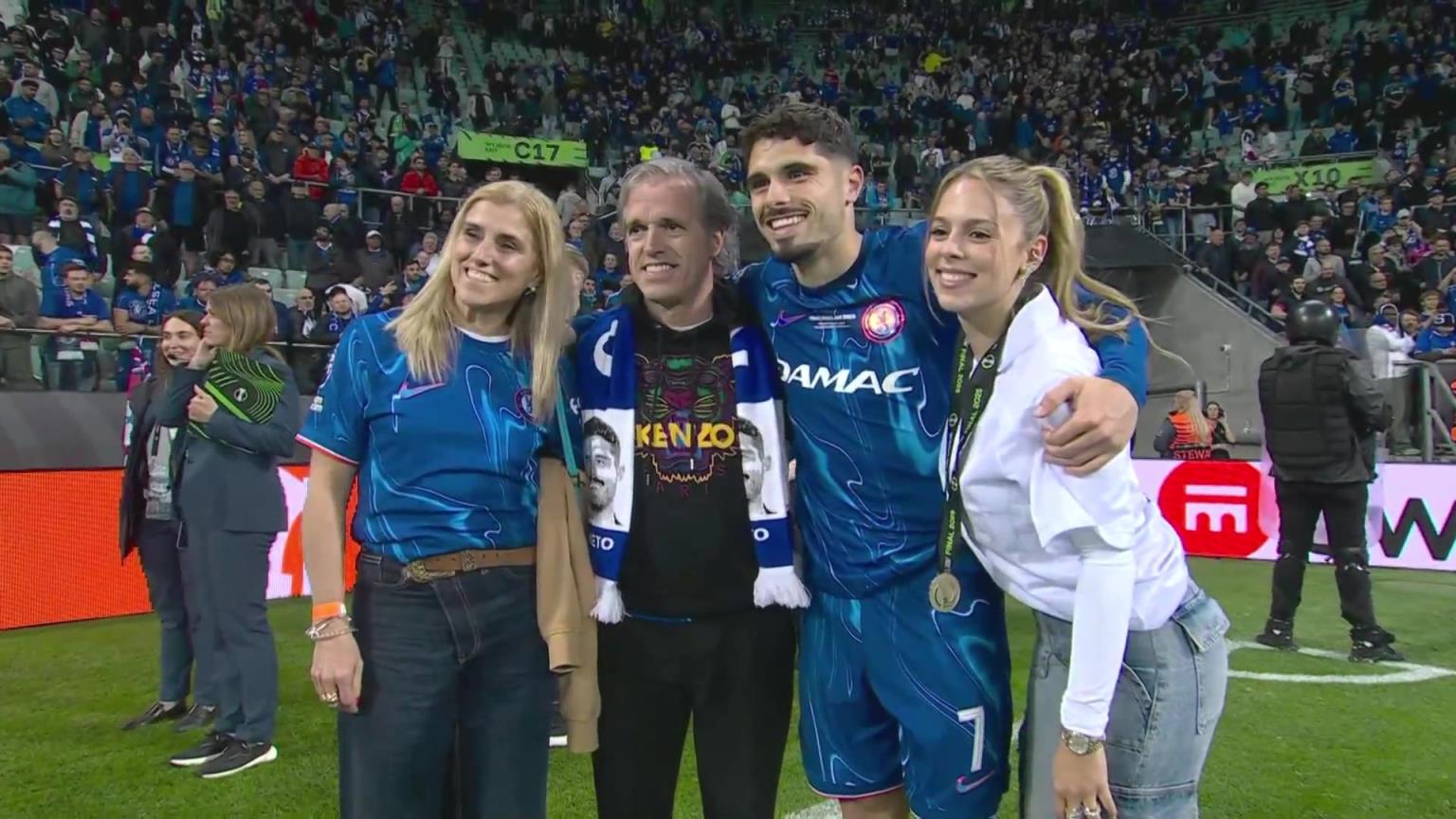 內(nèi)托好福氣！奪冠后高顏值女友來(lái)合照，身材相當(dāng)哇塞！