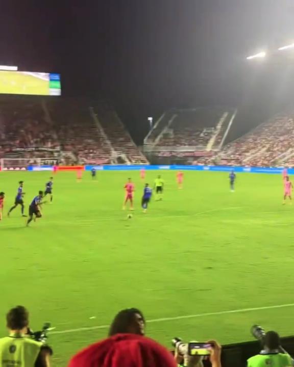 梅老板為了給蘇亞雷斯送個(gè)助攻，也是拼了啊