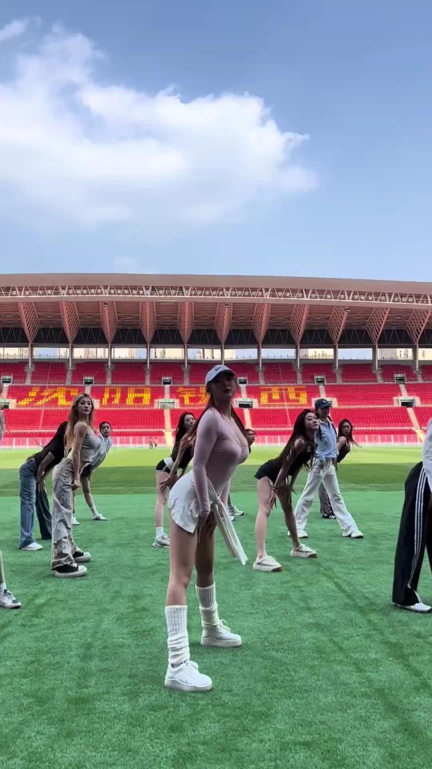 好看！在彩排的遼寧鐵人啦啦隊(duì)小姐姐們