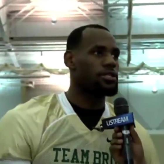 哥兩個(gè)還會(huì)這個(gè)??？11年NBA停擺期間老詹和阿杜組隊(duì)玩橄欖球