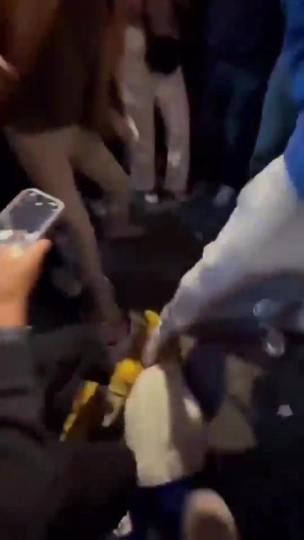 驚！尼克斯大勝步行者后，哈利伯頓遭主場(chǎng)球迷群毆