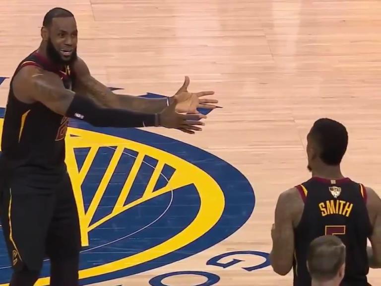 名場(chǎng)面！JR搶下關(guān)鍵籃板沒(méi)看表，老詹質(zhì)問(wèn)JR為何傳球