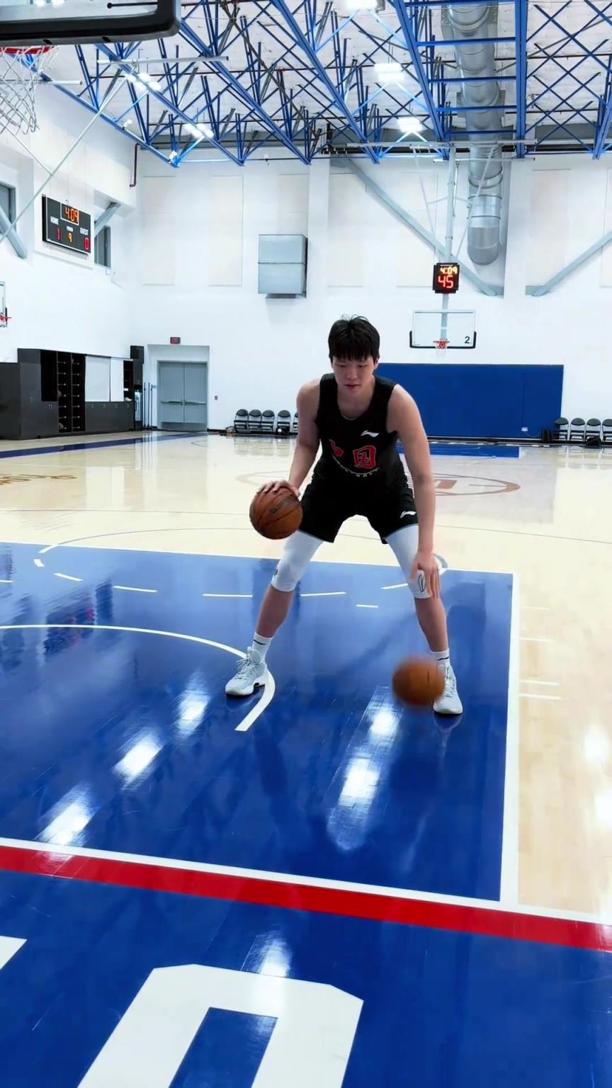 楊瀚森今日份訓(xùn)練！這個(gè)左右手運(yùn)球協(xié)調(diào)性真不錯(cuò)