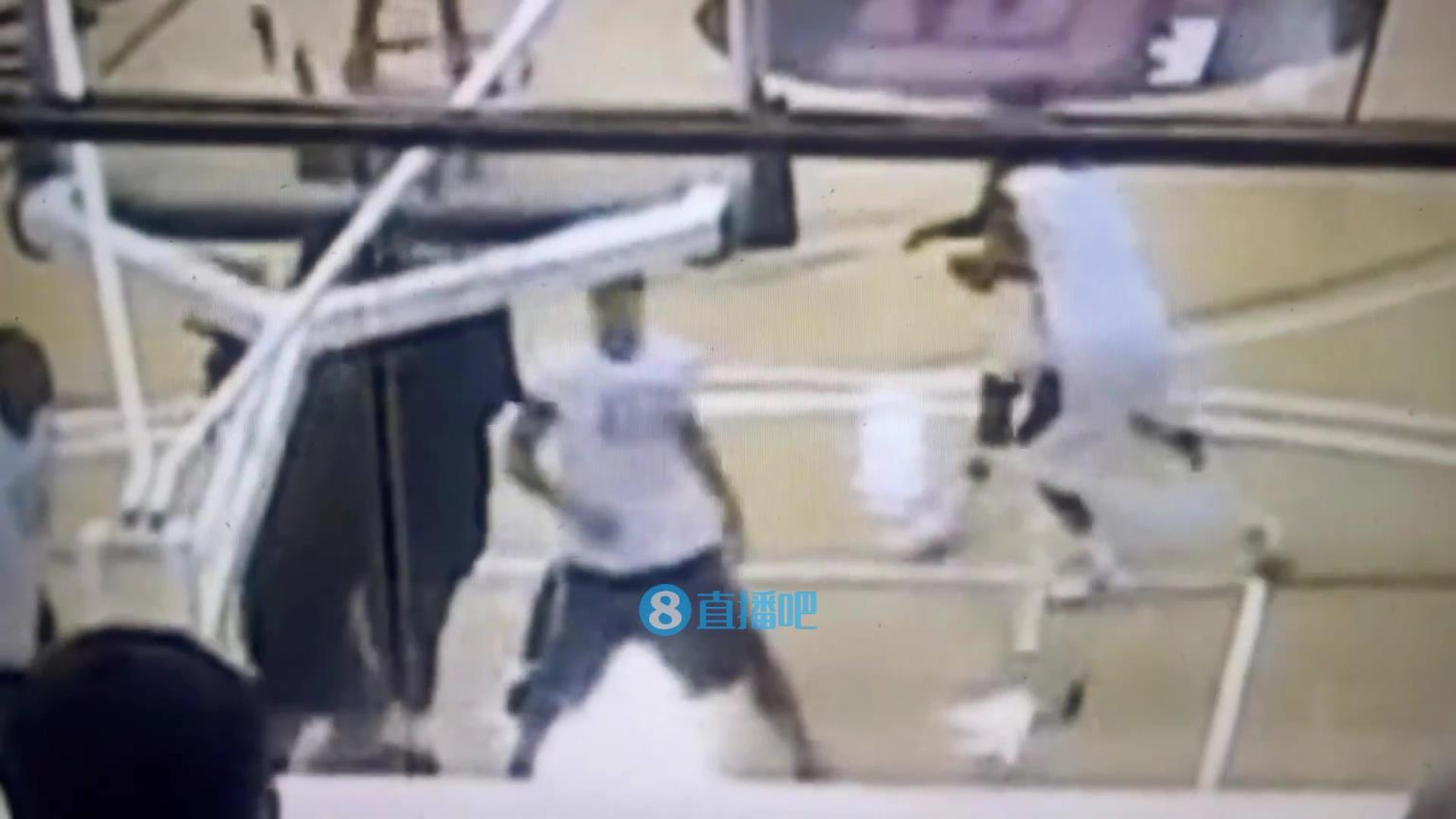 引熱議！美媒翻舊賬：當(dāng)年詹姆斯被大學(xué)生隔扣，耐克沒(méi)收了錄像帶