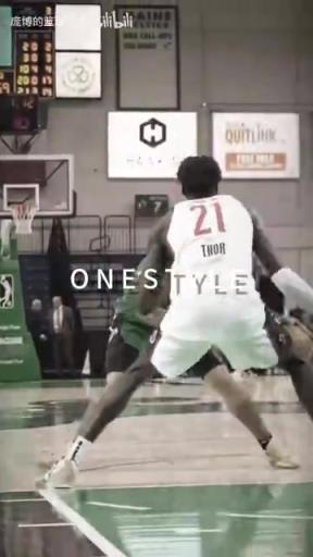 正統(tǒng)美式后衛(wèi)！JD戴維森炒菜后低手合球，對(duì)抗上籃打進(jìn)！