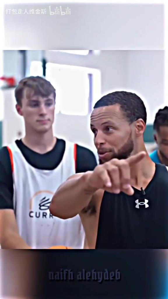 庫(kù)里：其實(shí)這個(gè)暴扣是我教的！當(dāng)弗拉格出現(xiàn)在庫(kù)里的訓(xùn)練營(yíng)！