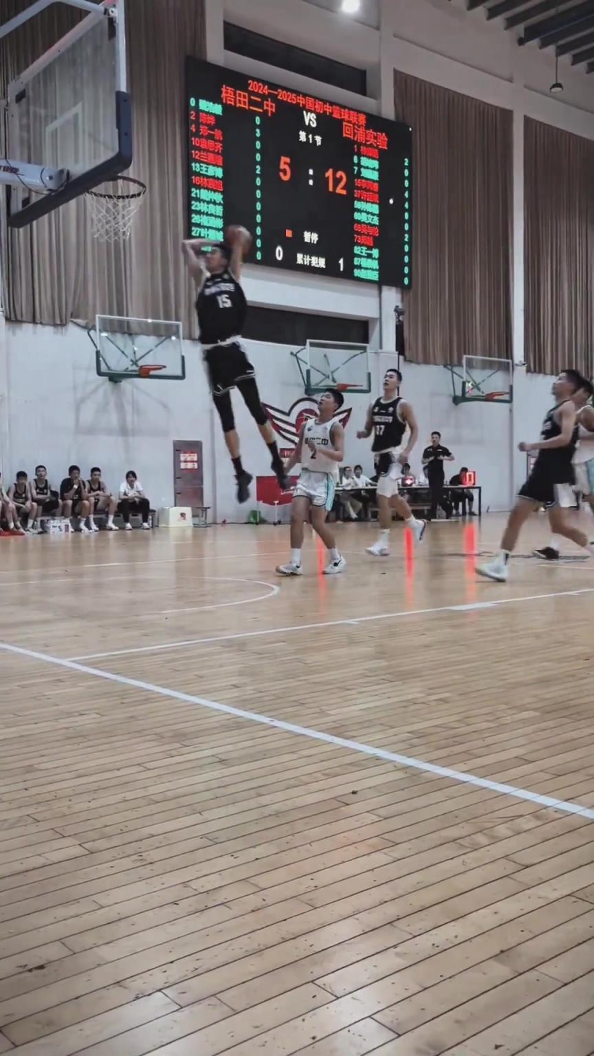 起來(lái)就扣?。‖F(xiàn)在的初中生都這么打球的嗎