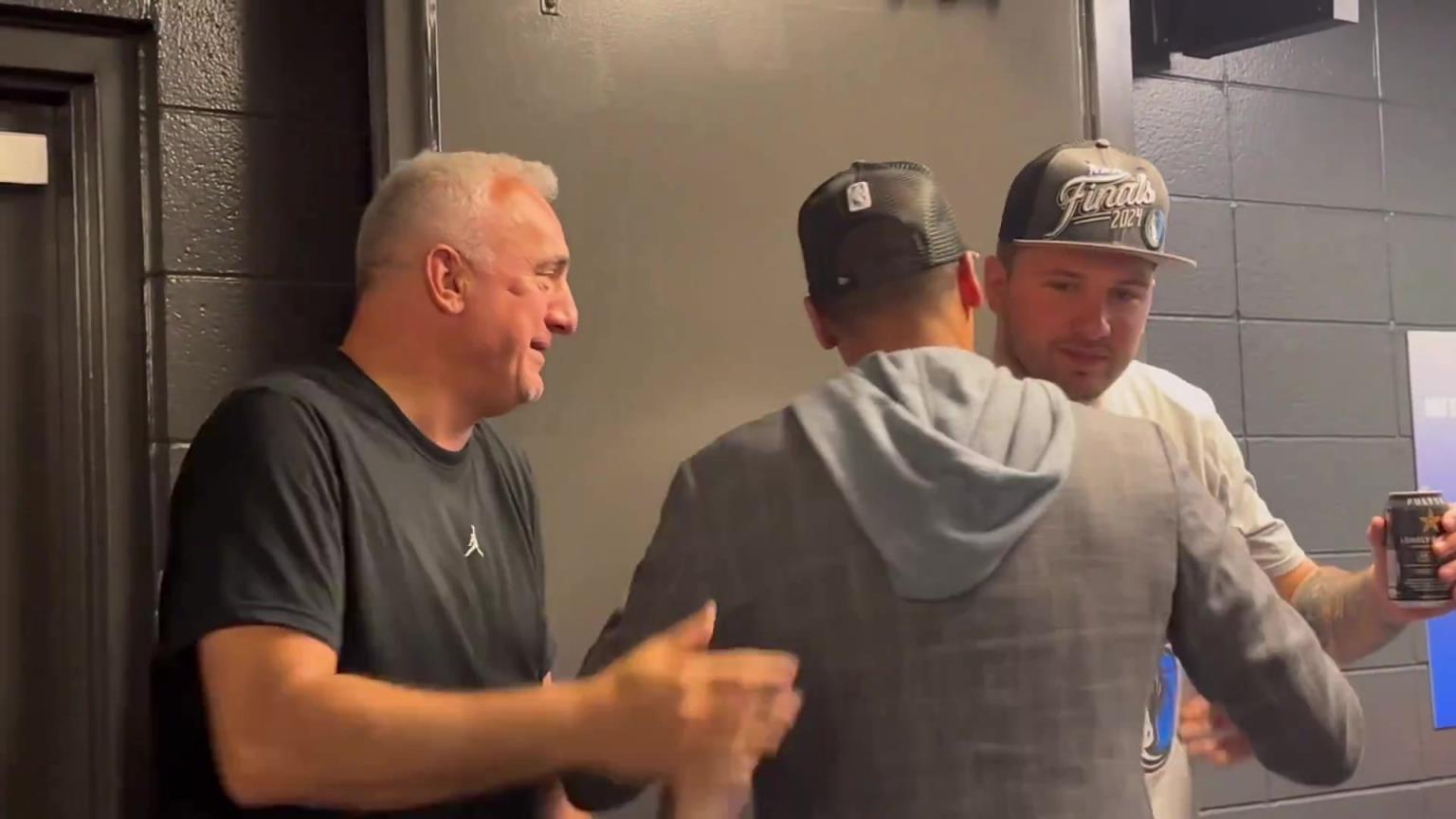 去年的今天，東契奇率隊(duì)殺入總決賽，賽后喝啤酒被芬利沒(méi)收