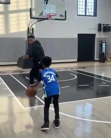 交易價(jià)值急劇下降！字母哥和小球迷單挑被當(dāng)面絕殺