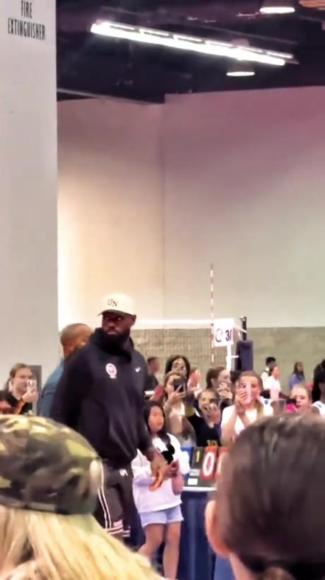 什么是巨星啊！詹姆斯現(xiàn)身排球場被小球迷包圍 這就是行走的流量