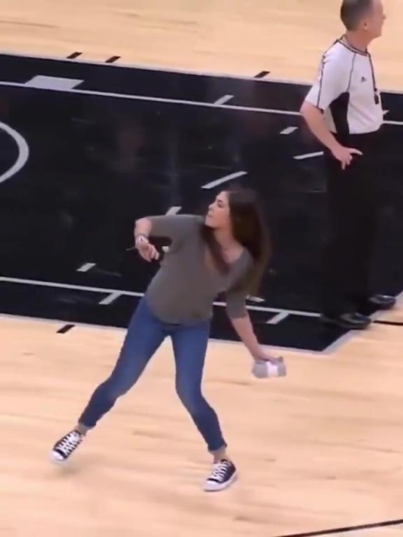 不愧是美國女籃主力，普拉姆的力量太嚇人了