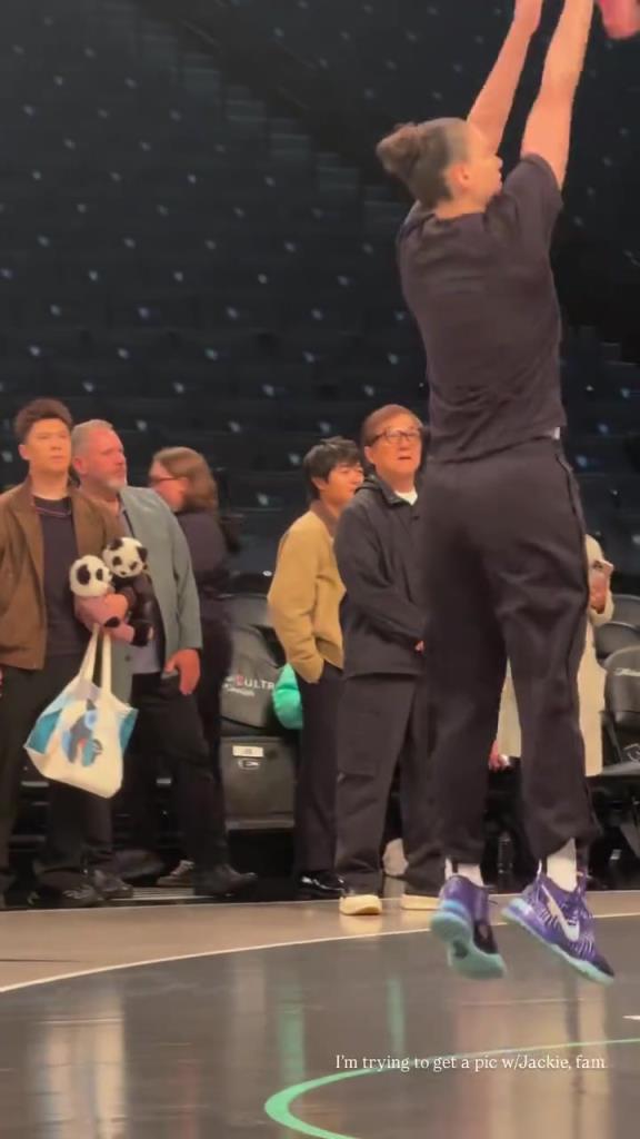 71歲成龍現(xiàn)身巴克萊中心看女籃比賽：她們投籃怎么那么準(zhǔn)?。?！