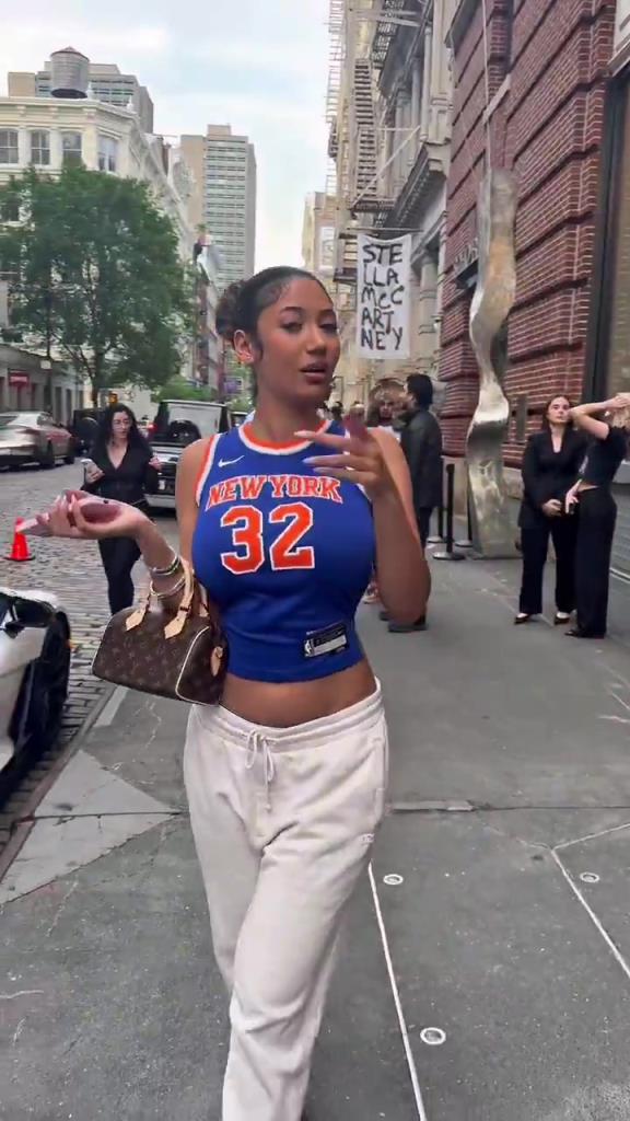 哇塞！一豐滿尼克斯女球迷身穿唐斯球衣，真是太吸引眼球了