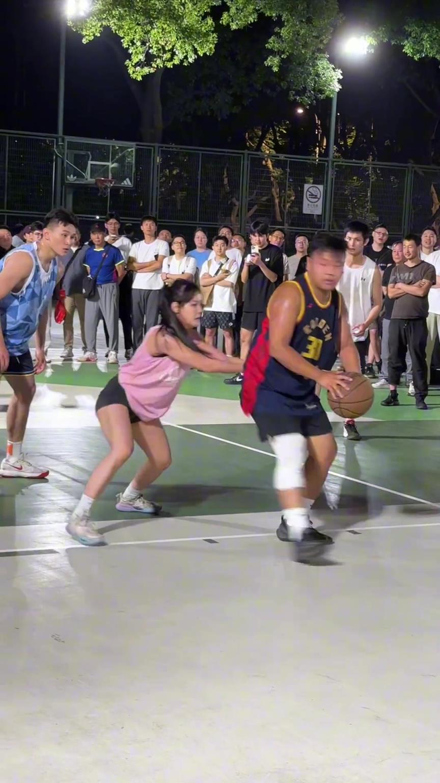 這哥們看見防自己的是女生，一個勁背打，球也不傳了