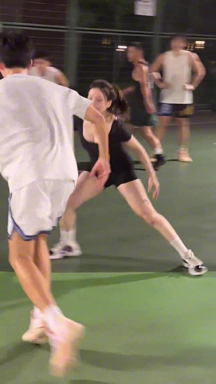 小姐姐防得真兇！瘦點(diǎn)的男生都拿她沒辦法